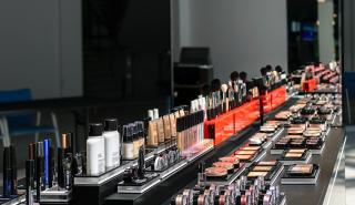 Γαλλία: Αύξηση έως και 70% στις πωλήσεις κραγιόν μετά την κατάργηση της υποχρεωτικής μάσκας