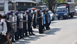 Η σκιώδης κυβέρνηση της Μιανμάρ ζητεί όπλα από τη Δύση για να αντιμετωπίσει τη χούντα