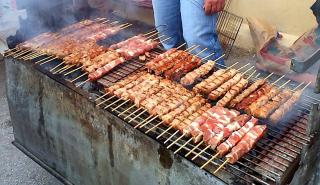 Συγκρατημένες οι αγορές των καταναλωτών για την Τσικνοπέμπτη - Με delivery ταβέρνες και ψητοπωλεία