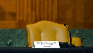 Ο CEO της McDonald’s έλαβε «μισθό» 10,8 εκατ. δολαρίων για το 2020