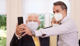 Τι είπε ο πρωθυπουργός σε πολίτες 64-93 ετών που έχουν εμβολιαστεί - Συνάντηση στο Μαξίμου