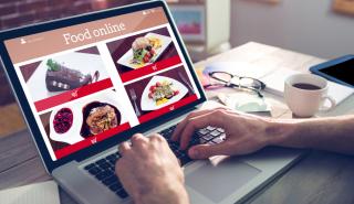 Φουντώνει η «μάχη» του online delivery