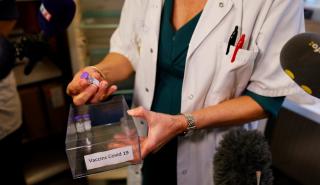 Συχνότερες στις γυναίκες οι ήπιες ανεπιθύμητες ενέργειες από τα εμβόλια κατά του SARS-CoV-2