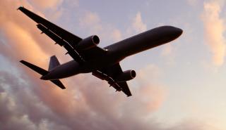«Καύσιμο» για τα ρεκόρ του τουρισμού οι αεροπορικές αφίξεις