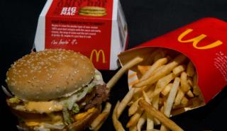 McDonald’s: 90 άνθρωποι αρρώστησαν και 1 πέθανε από τα κρεμμύδια στα burger