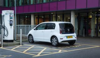 ΕΕ: Σταθμούς φόρτισης ηλεκτρικών αυτοκινήτων κάθε 60 χλμ ζητά το Ευρωπαϊκό Κοινοβούλιο