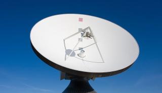 Η Ελλάδα προσαρμόζει τα όρια έκθεσης σε ηλεκτρομαγνητική ακτινοβολία: Τι αλλάζει με το νέο νομοσχέδιο