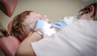 Dentist Pass: Πάνω από 86.000 αιτήσεις σε 15 μέρες - Πώς θα λάβουν οι γονείς τα 40 ευρώ για τον οδοντίατρο του παιδιού