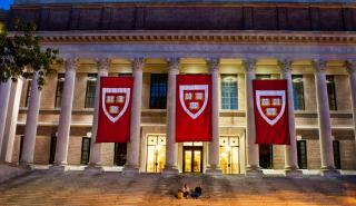 Harvard: Έβαλε τέλος στις επενδύσεις προς τις «Big Oil» και «καθαρίζει» από τα ορυκτά καύσιμα