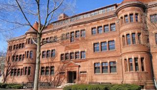 ΗΠΑ: Το κόστος σπουδών αυξήθηκε κατά 169% από το 1980 αλλά οι μισθοί μόλις 19%