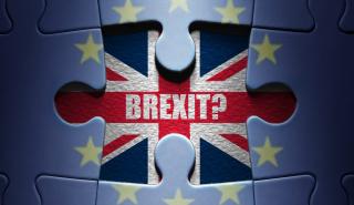 Ο Γιούρι Γκέλερ απειλεί τη Μέι - Θα σταματήσει το Brexit με τηλεπάθεια (pic)