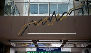 Αντίρροπες δυνάμεις στο ΧΑ - Πιέσεις σε blue chips, κέρδη στις τράπεζες
