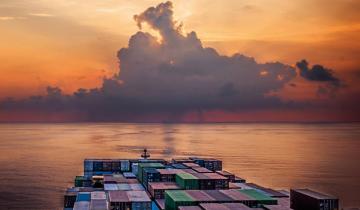 Πόλεμος στη Μέση Ανατολή: Εκτοξεύονται τα ναύλα και αλλάζουν ρότα τα containerships