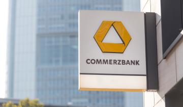 Commerzbank: Αναβαθμίζει την ετήσια πρόβλεψη για τα έσοδα από τόκους παρά την πτώση στα κέρδη τριμήνου