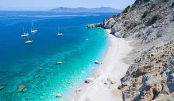 Το ελληνικό νησί με τις απέραντες αμμουδιές που μπήκε στα 12 κορυφαία της Ευρώπης