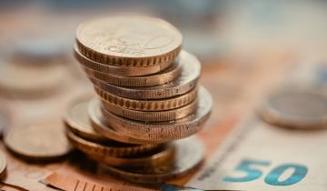 Τι είναι ο «κανόνας του 1%» που θα σε βοηθήσει να εξοικονομήσεις χρήματα