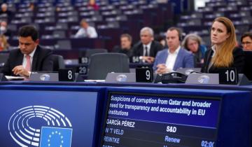 Qatargate: Το Ευρωκοινοβούλιο ψήφισε υπέρ της άρσης ασυλίας για Ταραμπέλα και Κοτσολίνο