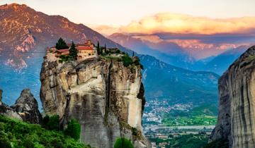 Πάσχα στα Μετέωρα: Κατάνυξη στους ιερούς βράχους