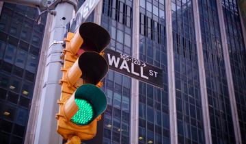 Στα «πράσινα» η Wall Street με ώθηση από το τεχνολογικό ράλι