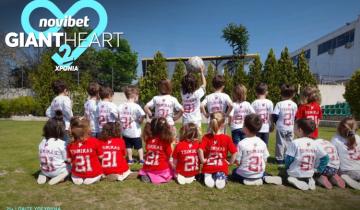 H Novibet υποστηρίζει το «Άσυλο του Παιδιού» με τη δωρεά ειδών ένδυσης από το brand του Κώστα Τσιμίκα