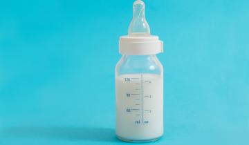 EFSA: Μείωσε στο ήμισυ το επιτρεπόμενο όριο της τοξίνης κερεουλίδη στα βρεφικά γάλατα