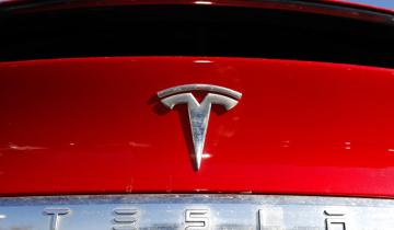 Tesla: Ανακαλεί 13.000 νέα οχήματα λόγω προβλήματος στην μπαταρία