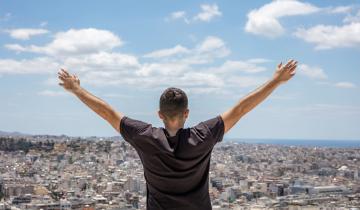 Youth Pass: Ξεπερνούν τις 66.700 οι αιτήσεις για την ψηφιακή χρεωστική κάρτα των 150 ευρώ