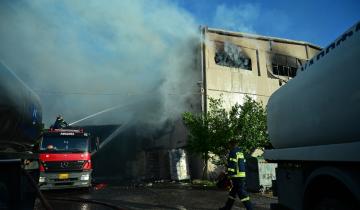Οι επιπτώσεις στην υγεία από τους τοξικούς καπνούς στις φωτιές σε εργοστάσια πλαστικών - Tι λένε οι ειδικοί