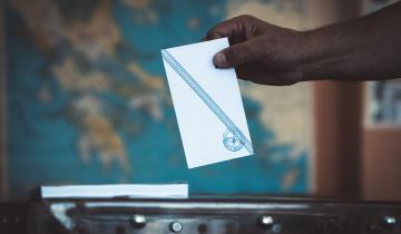 Δημοσκόπηση Real Polls: Παγιώνεται στο 30% η ΝΔ - «Ξεφουσκώνει» η Πλεύση Ελευθερίας