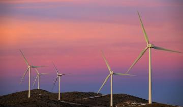 Η Masdar στηρίζει την πράσινη ανάπτυξη του Πόρου με δωρεά 11 εκατ. ευρώ