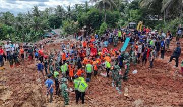 Ινδονησία: Ο απολογισμός των πλημμυρών έφθασε τους 442 νεκρούς