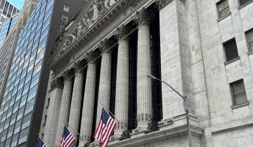 Κέρδη στην Wall Street μετά το δικαστικό «στοπ» στους δασμούς Τραμπ