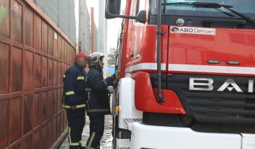 Μεγάλη πυρκαγιά σε εργοστάσιο πλαστικών στο Μενίδι