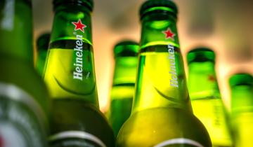Heineken: Στα 4,39 δισ. ευρώ τα λειτουργικά κέρδη το 2025 με +4,4% - Έρχονται έως 6.000 απολύσεις