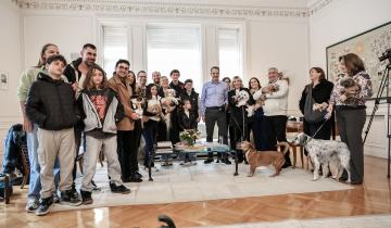 Συνάντηση Μητσοτάκη με Έλληνες που επαναπατρίστηκαν με τα κατοικίδιά τους από τον Κόλπο