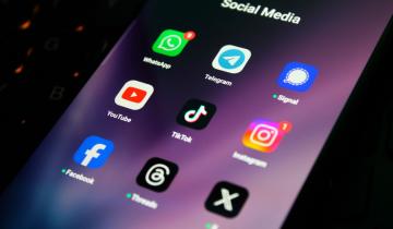 Καταγγελίες κατά των Meta, TikTok και Google για διαδικτυακές οικονομικές απάτες