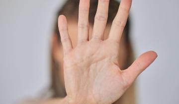 Gen Z: 1 στις 10 νέες γυναίκες βίωσε σεξουαλική παρενόχληση ή συναισθηματική κακοποίηση