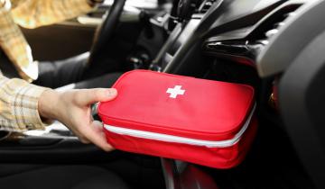 Τα 16 πράγματα που πρέπει να έχουμε στο φαρμακείο του αυτοκινήτου