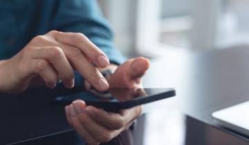 Smartphones: Αλλάζουν τις ισορροπίες στα foldables τα σχέδια της Apple