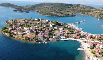 Τριζόνια: Απόδραση στο μοναδικό νησί του Κορινθιακού που κατοικείται