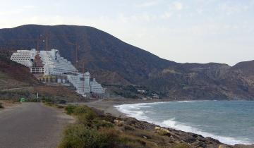 Από παλάτια μέχρι βίλες: Τα αυθαίρετα - μαμούθ που έγιναν διεθνή σκάνδαλα
