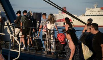 Στο «κόκκινο» η έξοδος των αδειούχων: Πάνω από 110.000 ταξιδιώτες στα λιμάνια της Αττικής