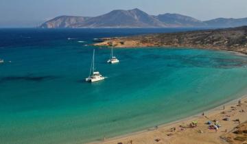 Οι καλύτερες παραλίες στις Μικρές Κυκλάδες για βουτιές σε τιρκουάζ νερά