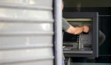 Κυβέρνηση για χρεώσεις ATM: Κανένα περιθώριο - Θα παρέμβουμε και νομοθετικά εάν χρειαστεί
