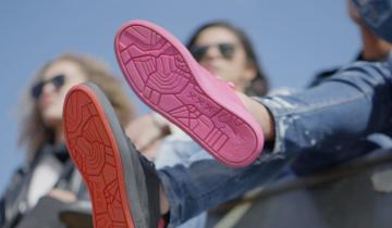 Γιατί δεν πρέπει να καθαρίζoυμε τα παπούτσια μας με υγρά μαντηλάκια