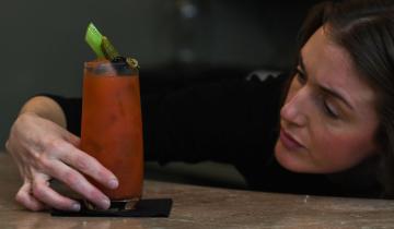 Γιατί το αλκοόλ επηρεάζει πιο πολύ τις γυναίκες στην εμμηνόπαυση