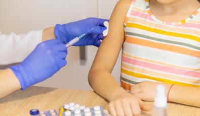 ΠΟΥ & UNICEF: Μειώθηκαν το 2025 τα παιδιά χωρίς ούτε ένα εμβόλιο - Οι ανισότητες επιμένουν