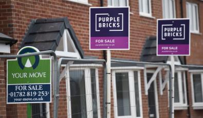 Βρετανία: Πτώση στις τιμές κατοικιών για πρώτη φορά εδώ και τέσσερις μήνες