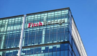 Fitch: Αναβαθμισμένο το λειτουργικό περιβάλλον, ισχυρότερες οι προοπτικές των ελληνικών τραπεζών