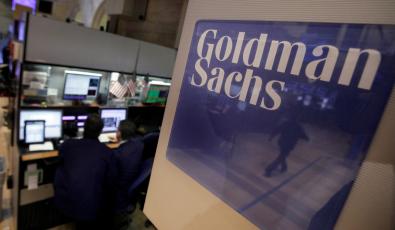 Goldman Sachs: Απαντά στην επίθεση Τραμπ και επιμένει ότι το κύριο βάρος των δασμών θα περάσει στους καταναλωτές